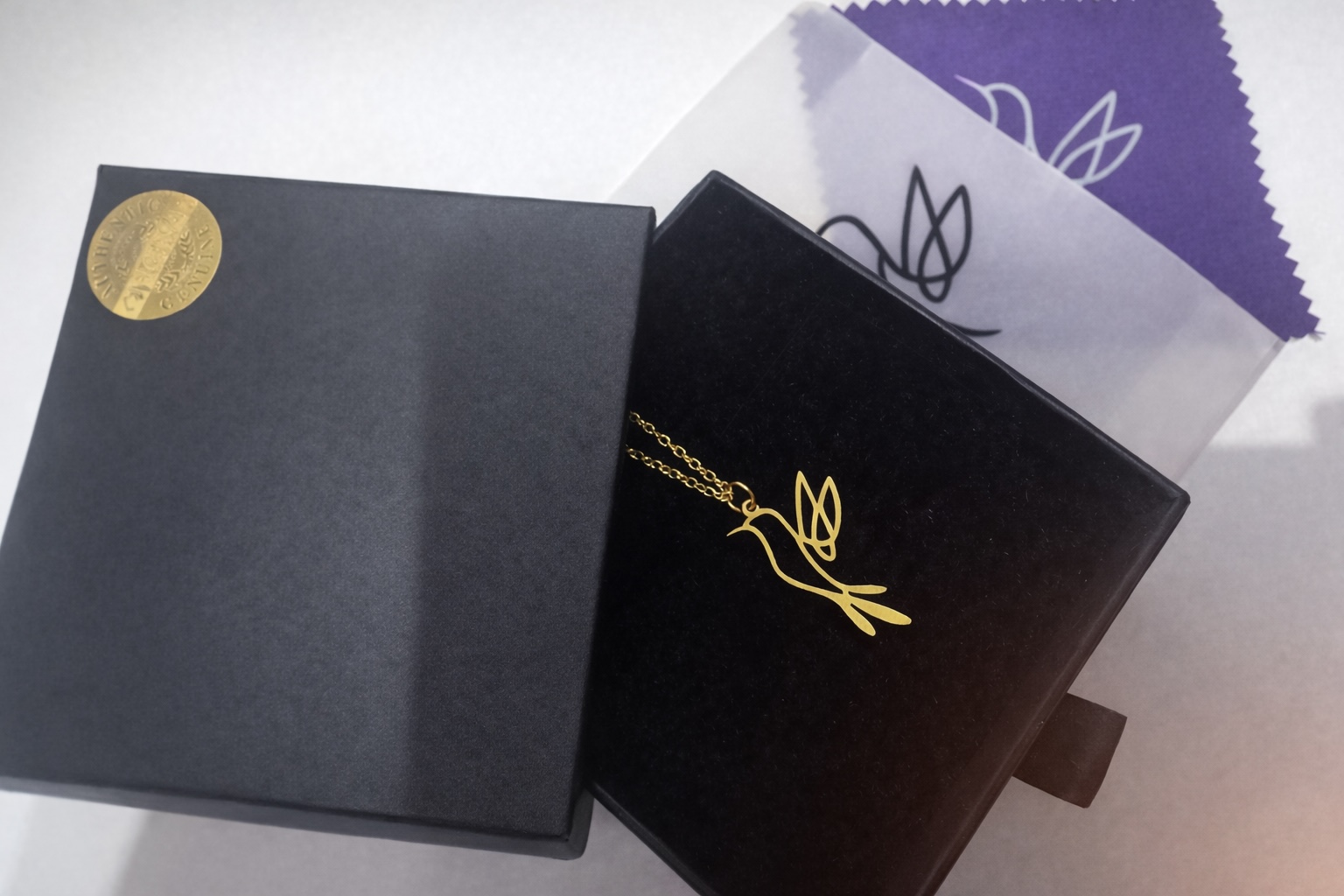 Colgante dorado Mihi Alae en acero inoxidable 316L (Acero quirúrgico) + cadena 50cm - Imagen 4